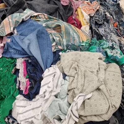 Bilde av rene og tørre ødelagte tekstiler som er usortert.