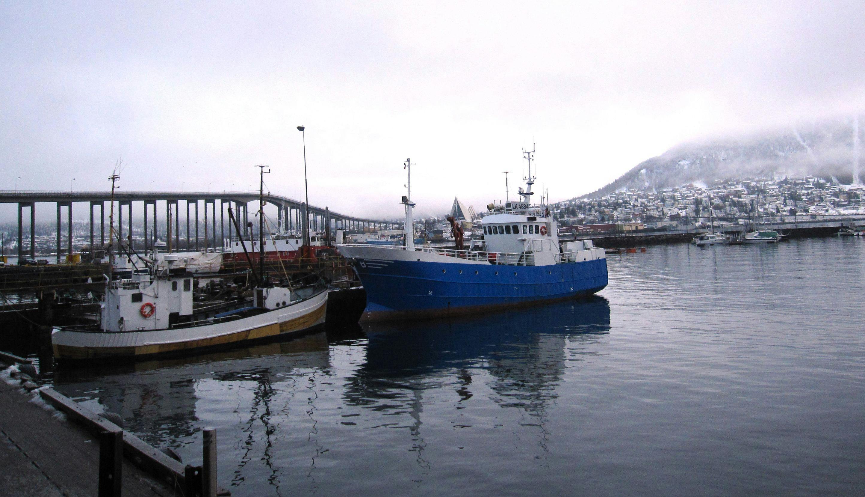 To fiskefartøy - et norsk og et russisk - ligger til kai i Tromsø. 