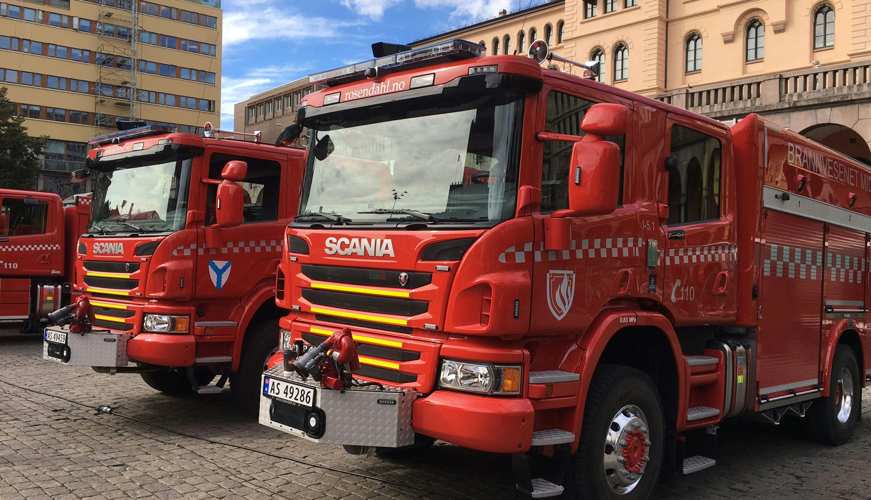 Brannbiler parkert på Youngstorget i Oslo.