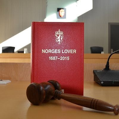 Dommerklubbe og Norges lover i rettssal.