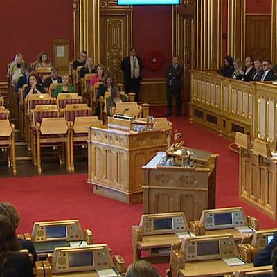 Bilde av finansminister Trygve Slagsvold Vedum på vei opp på talerstolen i Stortinget.
