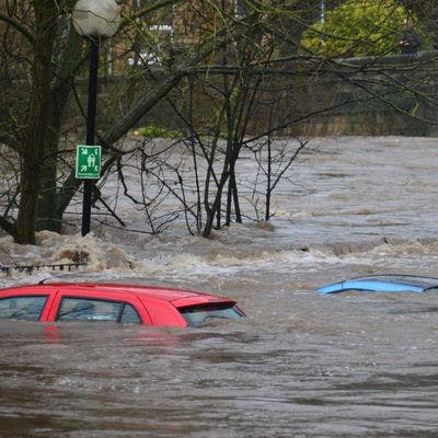 Biler som står under vann ved flom.