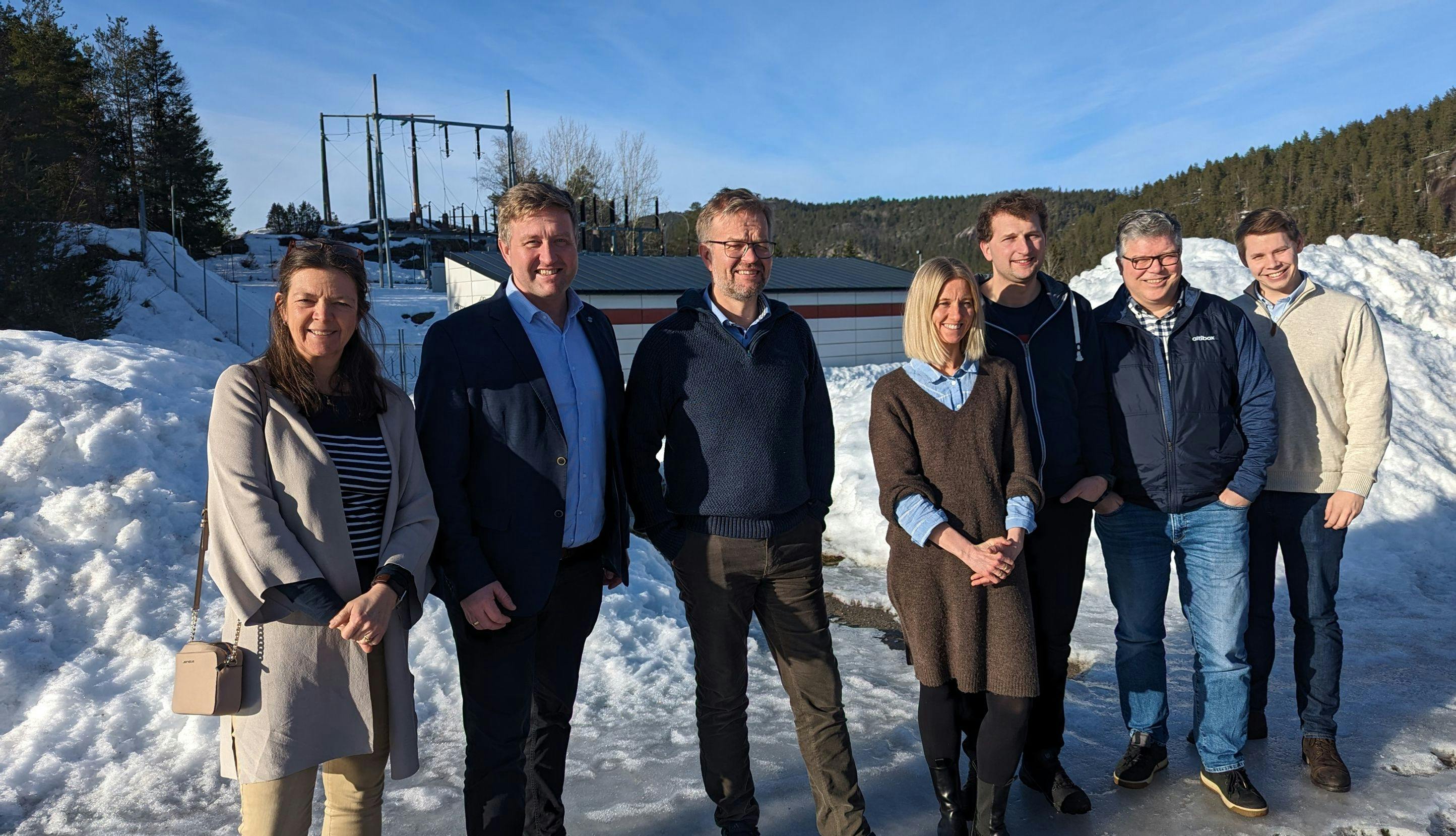Bilde av Mona Adolfsen, Truls Wickholm, Kristian Dahl Larsen og ansatte ved Drangedal Energi.
