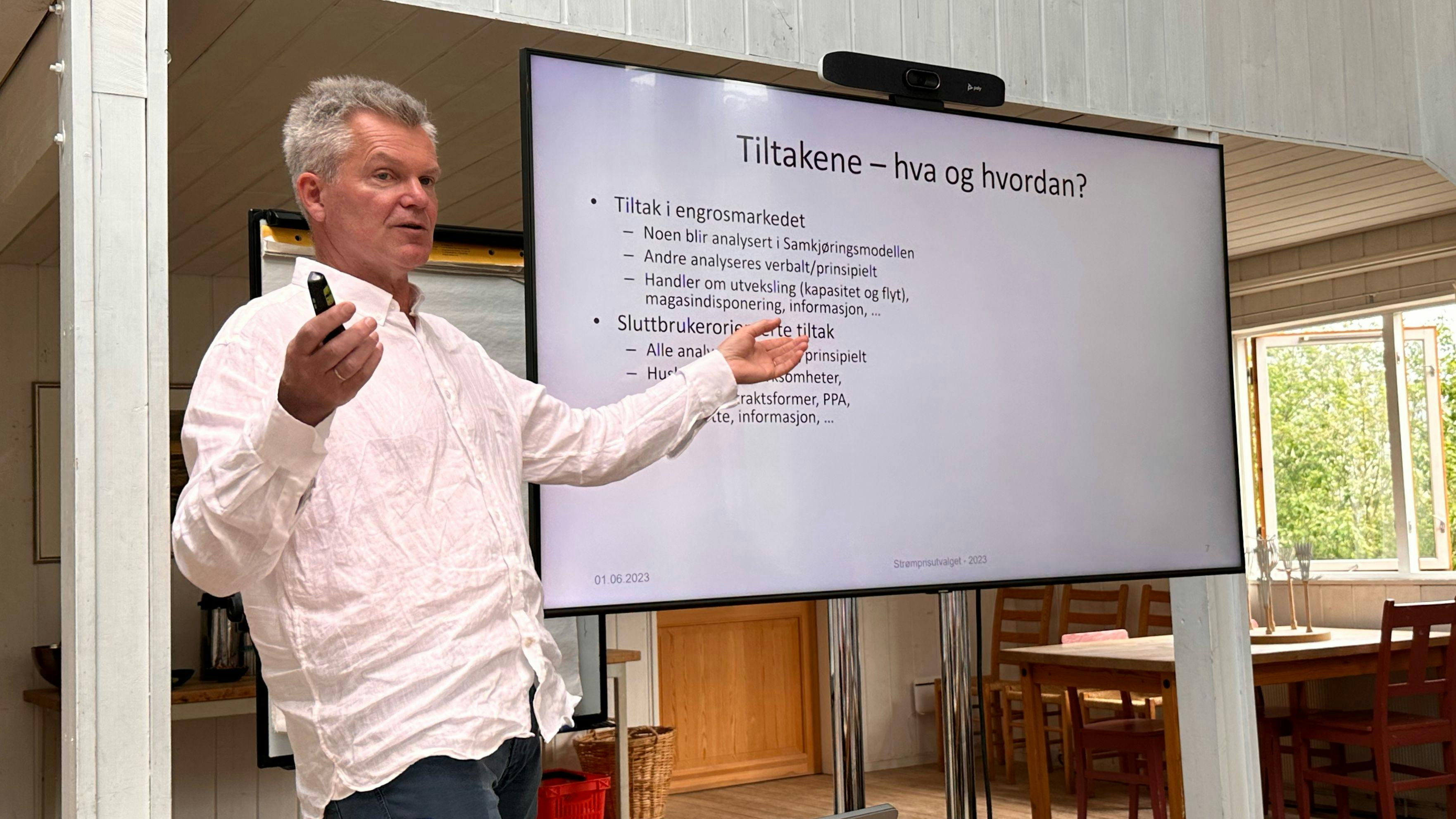 Jørgen Bjørndalen i halvfigur som holder foredrag.