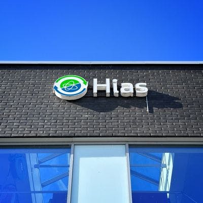 Hias-logo med blå himmel i bakgrunnen.