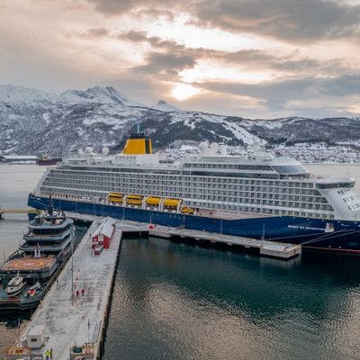 Cruiseskip ligger til havn i Narvik. 