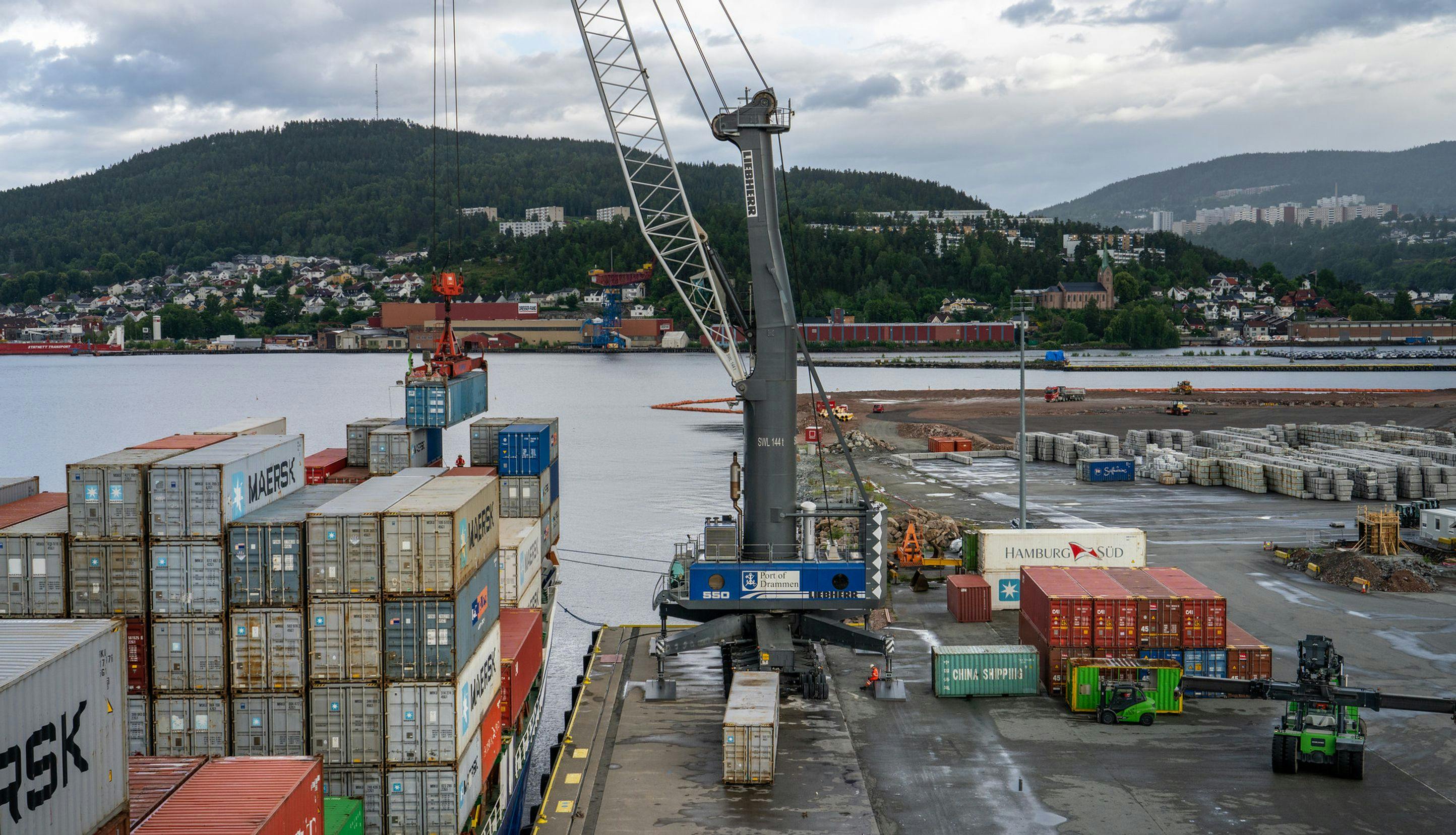 Oversiktsbilde fra havn med heiskran og containere-