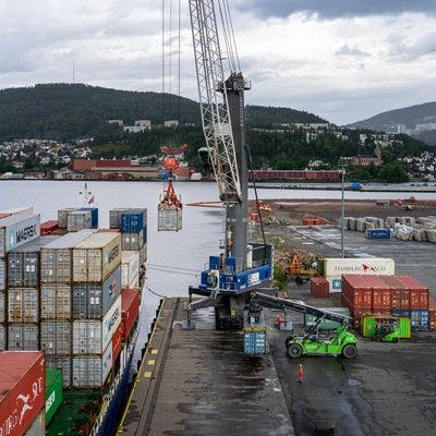Lasting av containere i havn.